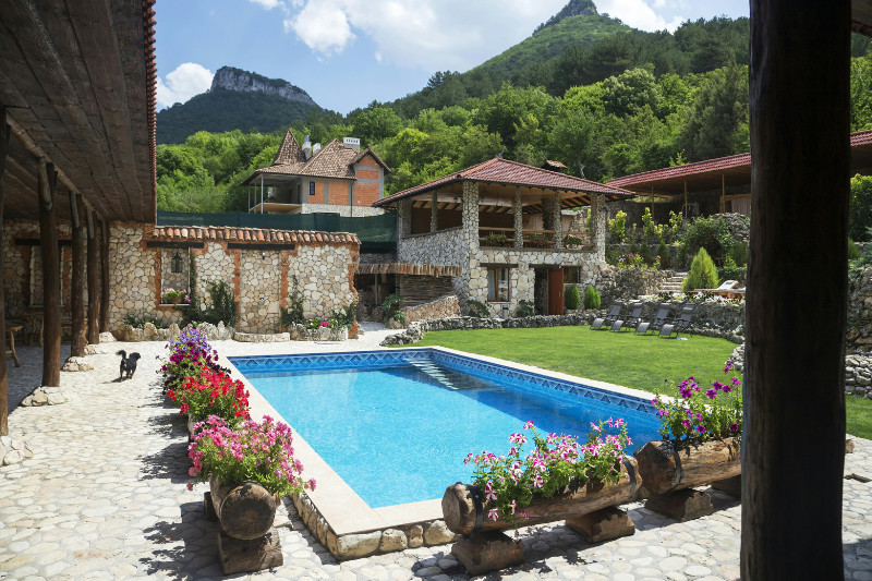 מדריך לבריכה ביתית - כל מה שצריך לדעת על בריכות פיבר