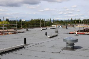 טיפים לאיטום גגות בתל אביב: כך תשמרו על הבית יבש כל השנה