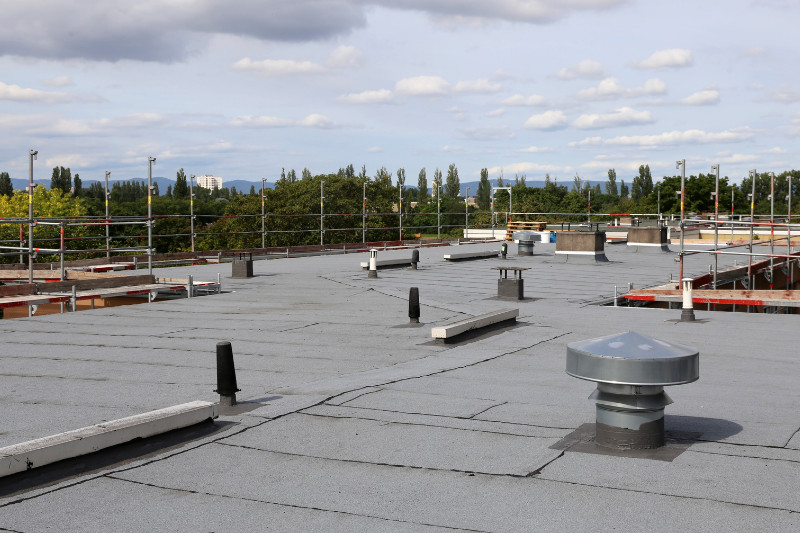 טיפים לאיטום גגות בתל אביב: כך תשמרו על הבית יבש כל השנה