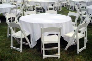 למה לקנות כשאפשר להשכיר? כל היתרונות של השכרת כסאות